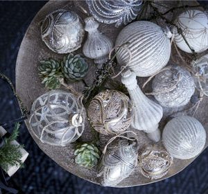 kuglice i ukrasi za bor, božićne dekoracije